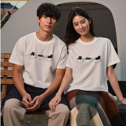 CAT IN CUP | 手描き風 シンプル 黒猫 コーヒー マグカップ グラフィック Tシャツ【猫雑貨・普段着・ルームウェア・ユニセックス・ギフトに最適】