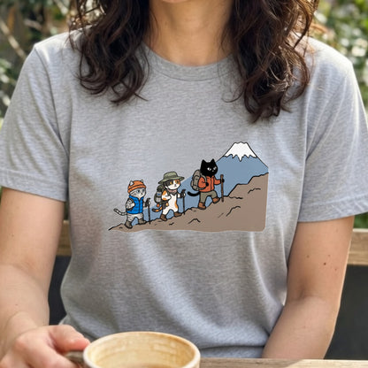 HIKING CATS | 手描き風 登山 猫 富士山グラフィック レジャー カジュアル Tシャツ【猫雑貨・山登りウェア・普段着・ユニセックス・ギフトに最適】