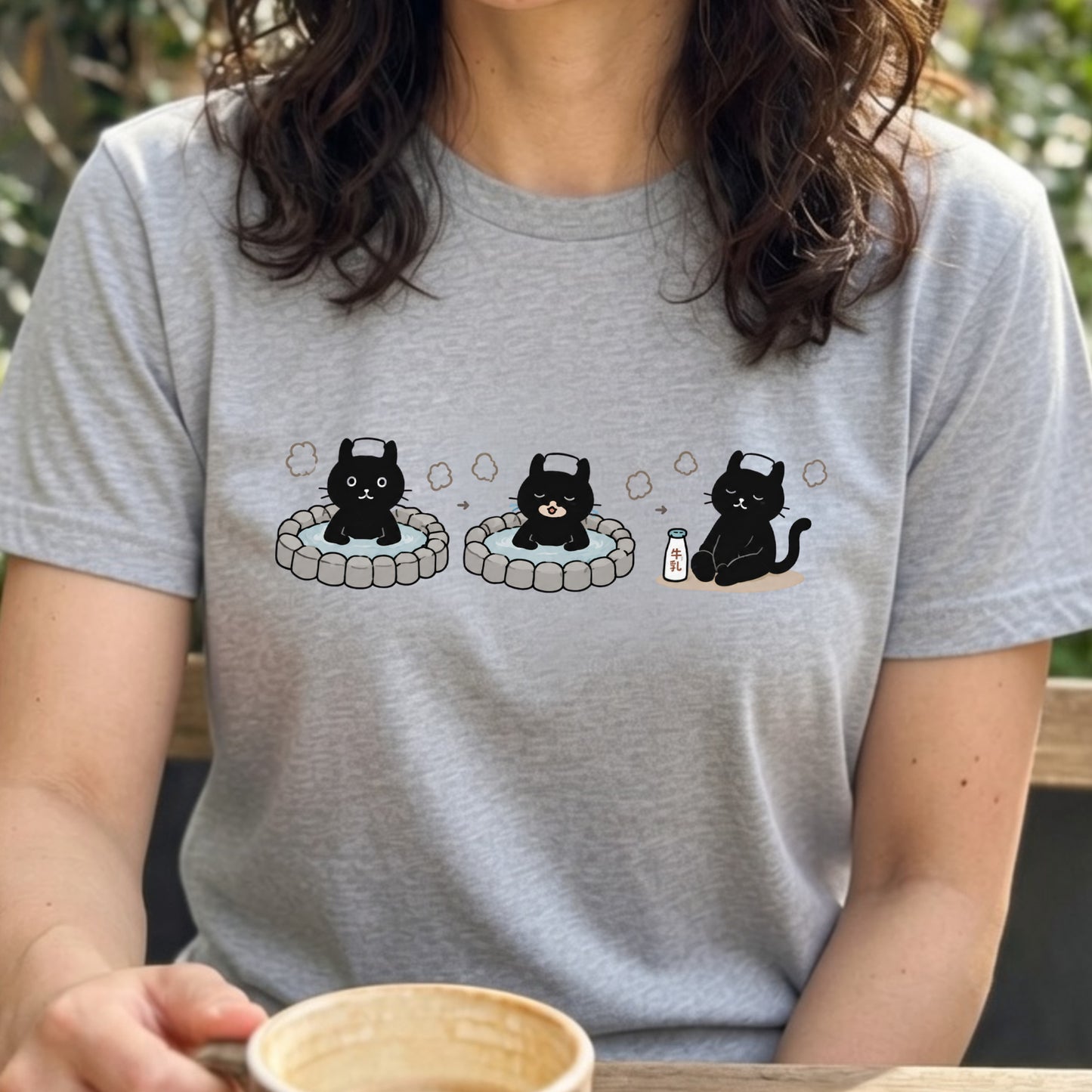 温泉 黒猫 | ゆるかわ 露天風呂 湯上がり 牛乳 銭湯 猫好き Tシャツ【黒猫グッズ・お風呂・サウナ・和柄・かわいい・誕生日ギフトに最適】