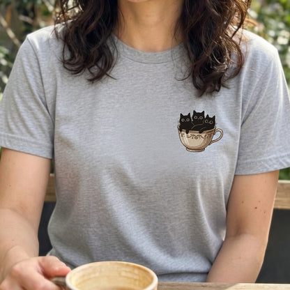 CATS IN TEACUP | クラシカル 洋風 ティーカップ ワンポイント 黒猫 グラフィック Tシャツ【猫雑貨・普段着・きれいめ・ユニセックス・ギフトに最適】