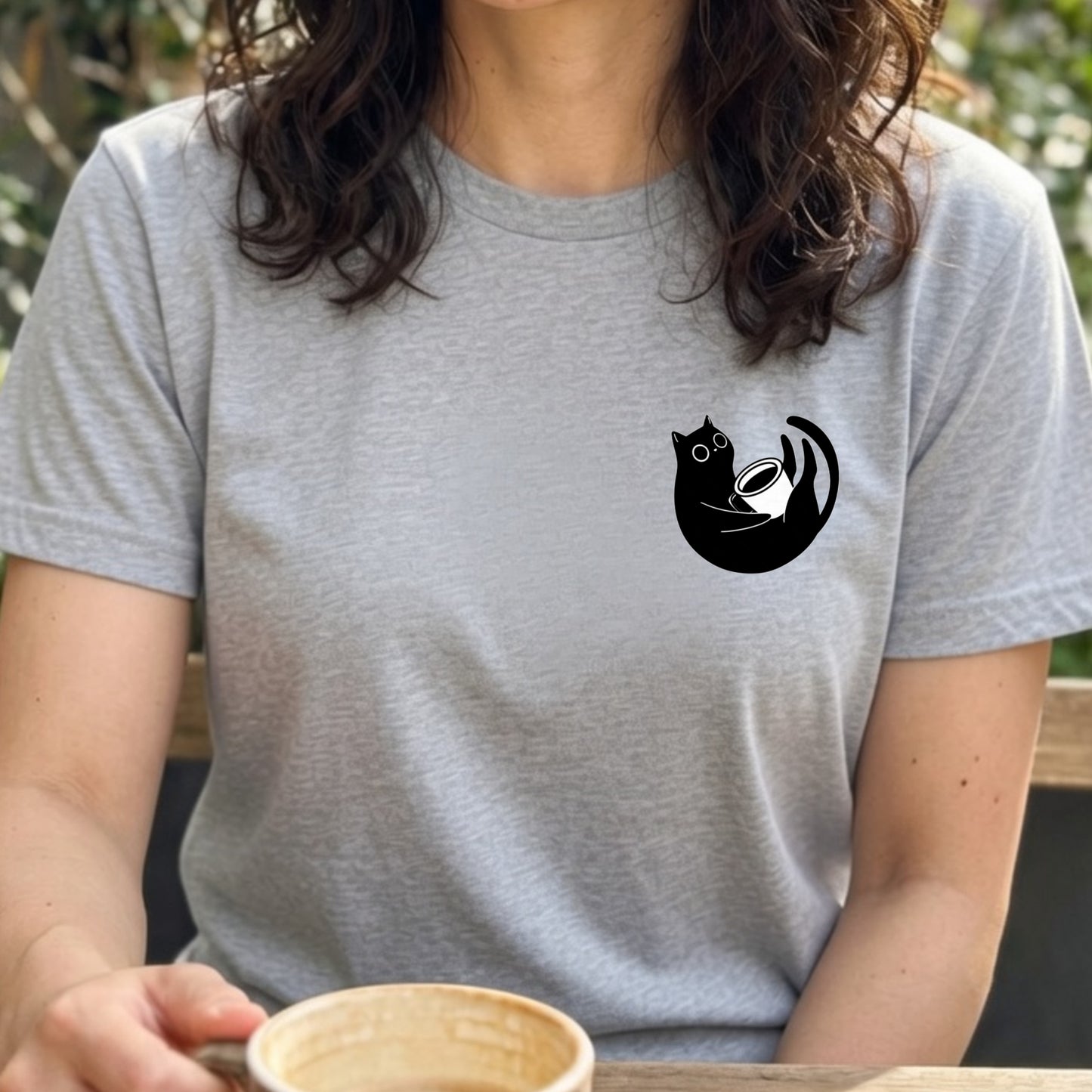 CAT & COFFEE | 手描き風 ワンポイント 黒猫 コーヒーカップ ミニマル グラフィック Tシャツ【猫雑貨・普段着・きれいめ・ユニセックス・ギフトに最適】