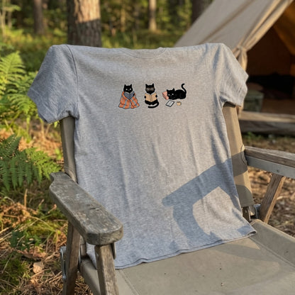読書する黒猫たち Tシャツ