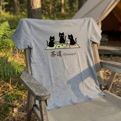CHANOYU CATS | 手描き風 黒猫 茶道 抹茶スイーツ レトロ和風 グラフィック Tシャツ【猫雑貨・普段着・ルームウェア・ユニセックス・ギフトに最適】