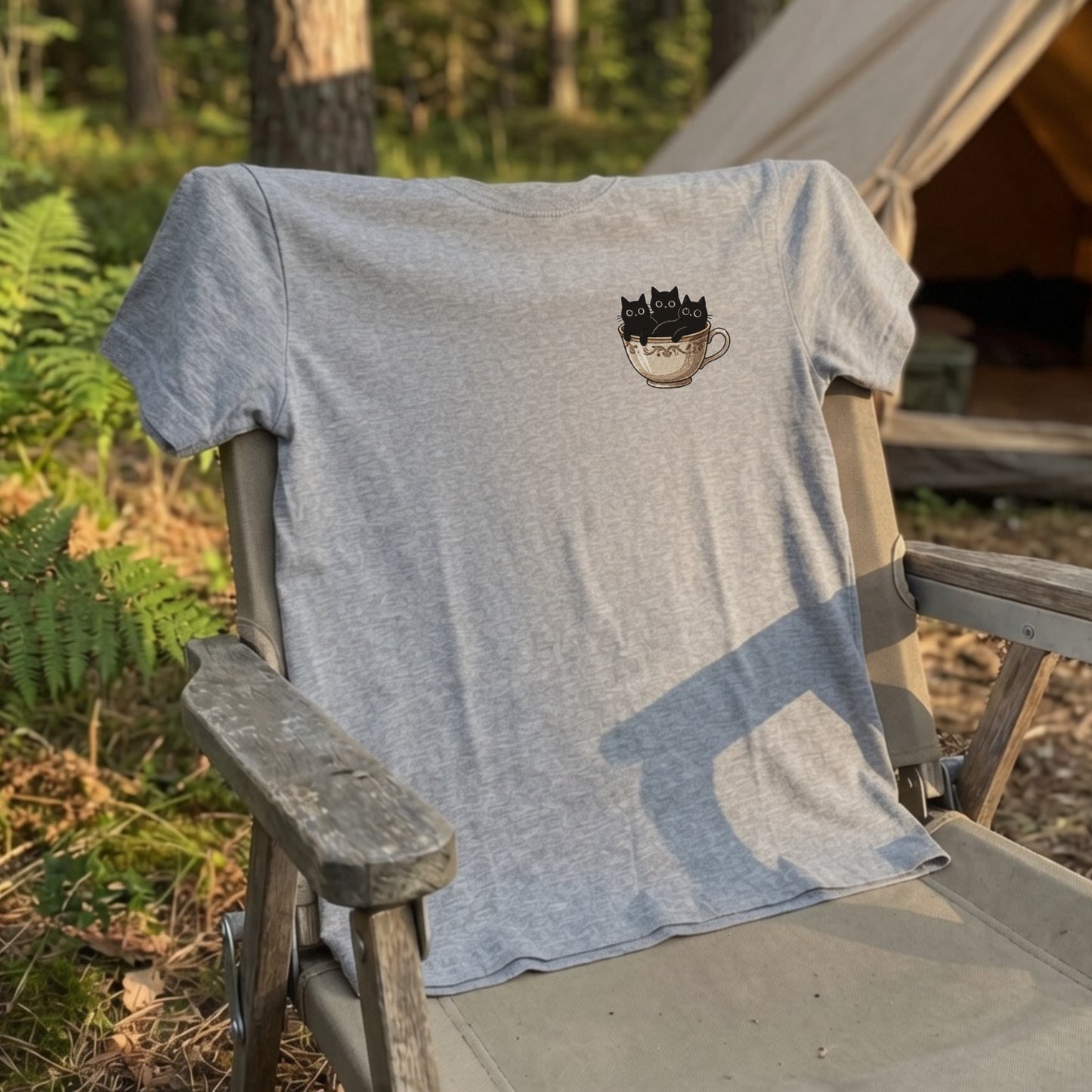 CATS IN TEACUP | クラシカル 洋風 ティーカップ ワンポイント 黒猫 グラフィック Tシャツ【猫雑貨・普段着・きれいめ・ユニセックス・ギフトに最適】