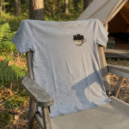 CATS IN TEACUP | クラシカル 洋風 ティーカップ ワンポイント 黒猫 グラフィック Tシャツ【猫雑貨・普段着・きれいめ・ユニセックス・ギフトに最適】