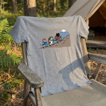 HIKING CATS | 手描き風 登山 猫 富士山グラフィック レジャー カジュアル Tシャツ【猫雑貨・山登りウェア・普段着・ユニセックス・ギフトに最適】