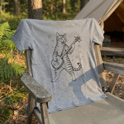 三味線猫 | 三味線 猫 和風 浮世絵風 イラスト Tシャツ【猫好き・和柄・伝統芸能・誕生日ギフトに最適】