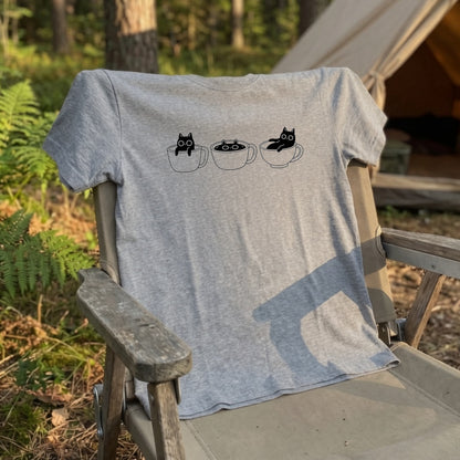 CAT IN CUP | 手描き風 シンプル 黒猫 コーヒー マグカップ グラフィック Tシャツ【猫雑貨・普段着・ルームウェア・ユニセックス・ギフトに最適】