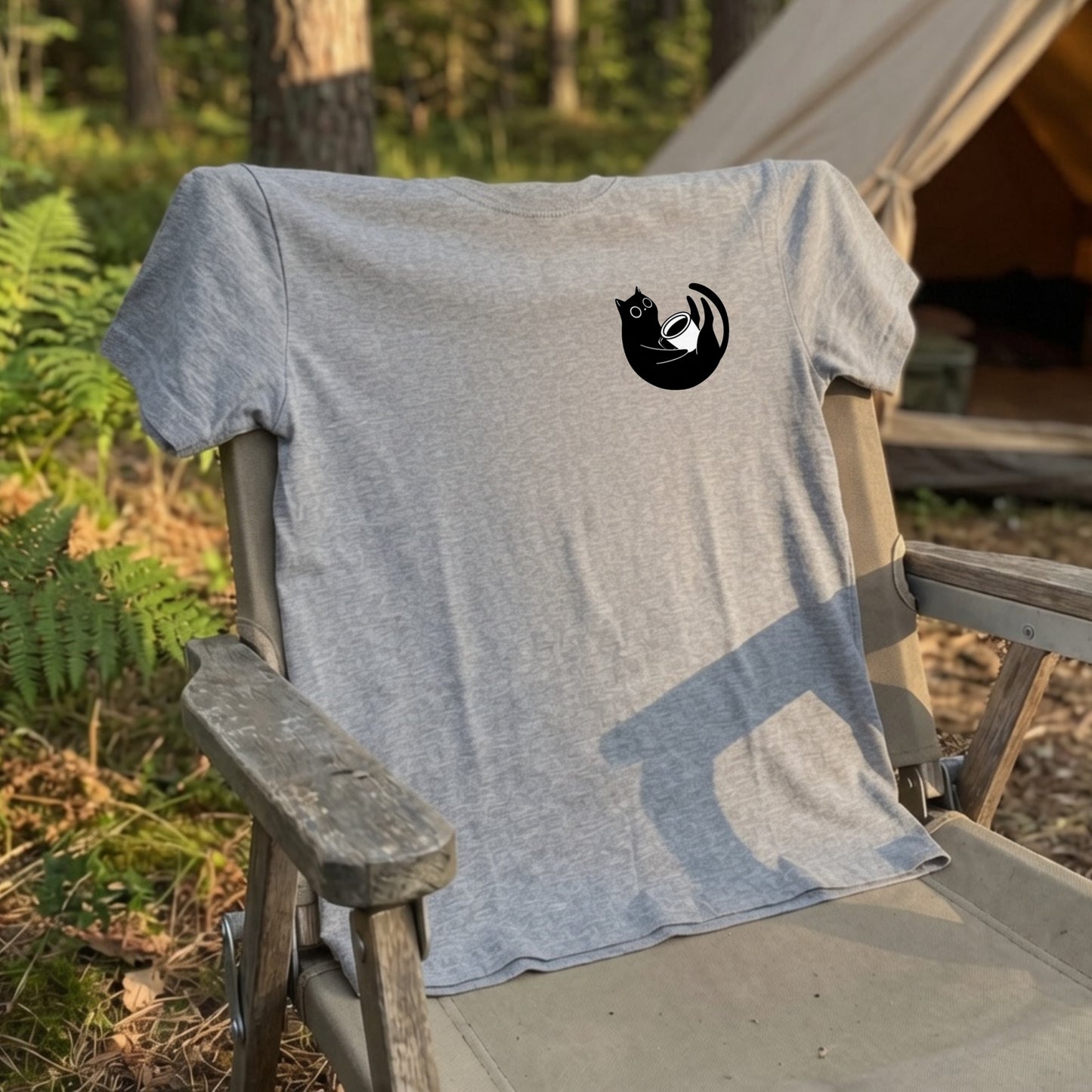 CAT & COFFEE | 手描き風 ワンポイント 黒猫 コーヒーカップ ミニマル グラフィック Tシャツ【猫雑貨・普段着・きれいめ・ユニセックス・ギフトに最適】