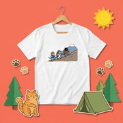 HIKING CATS | 手描き風 登山 猫 富士山グラフィック レジャー カジュアル Tシャツ【猫雑貨・山登りウェア・普段着・ユニセックス・ギフトに最適】