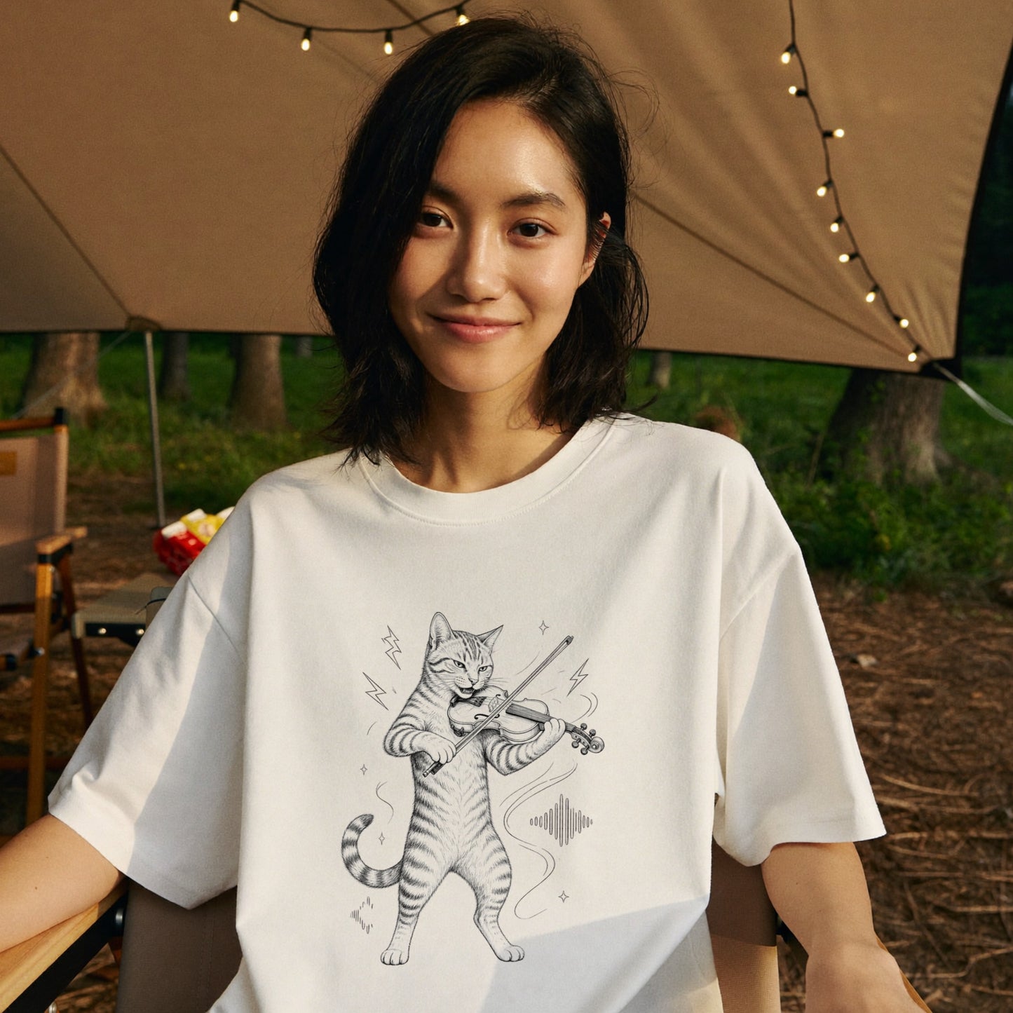 バイオリンキャット | 猫 バイオリン 演奏 イラスト Tシャツ【猫好き・バイオリニスト・クラシック・誕生日ギフトに最適】