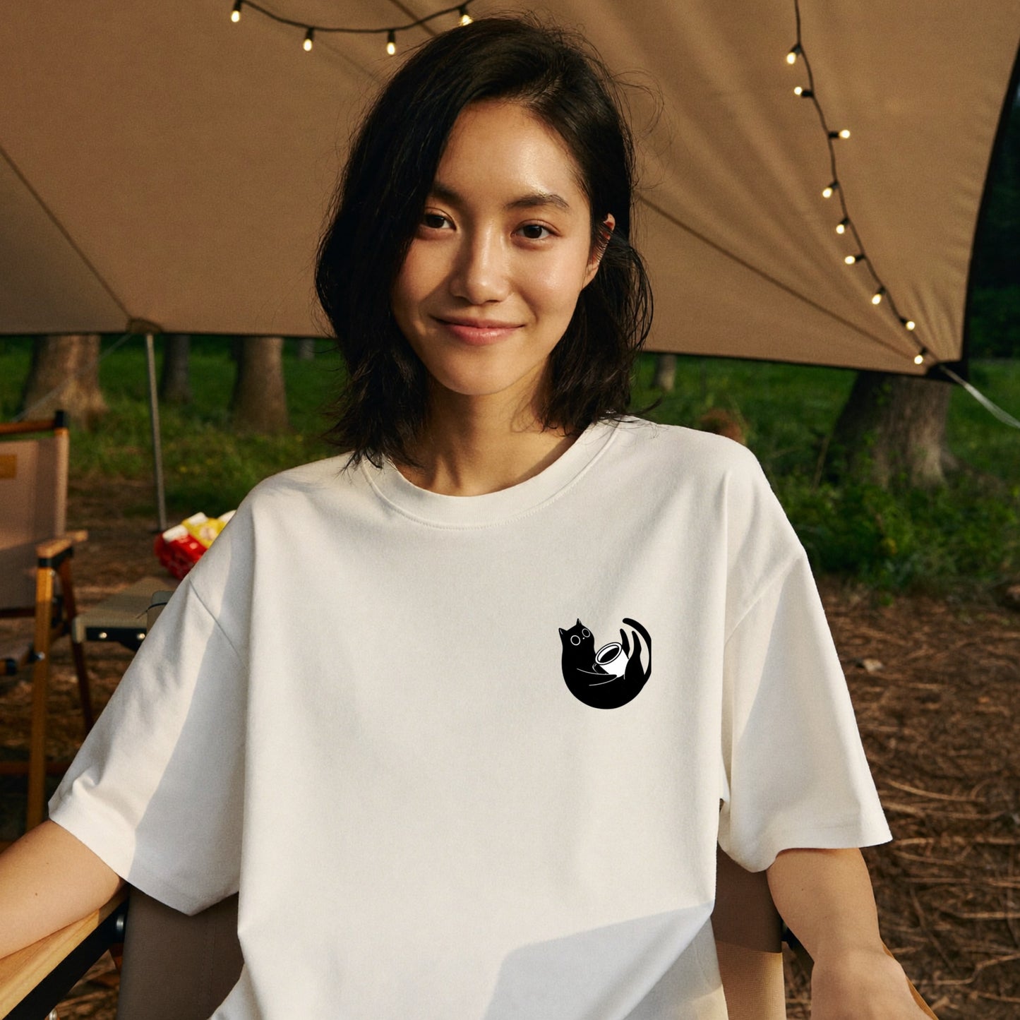 CAT & COFFEE | 手描き風 ワンポイント 黒猫 コーヒーカップ ミニマル グラフィック Tシャツ【猫雑貨・普段着・きれいめ・ユニセックス・ギフトに最適】