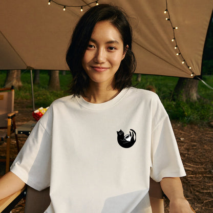 CAT & COFFEE | 手描き風 ワンポイント 黒猫 コーヒーカップ ミニマル グラフィック Tシャツ【猫雑貨・普段着・きれいめ・ユニセックス・ギフトに最適】