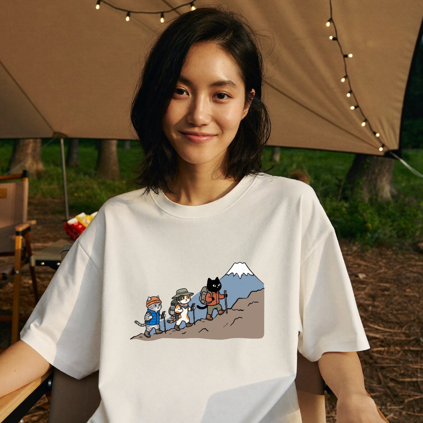 HIKING CATS | 手描き風 登山 猫 富士山グラフィック レジャー カジュアル Tシャツ【猫雑貨・山登りウェア・普段着・ユニセックス・ギフトに最適】
