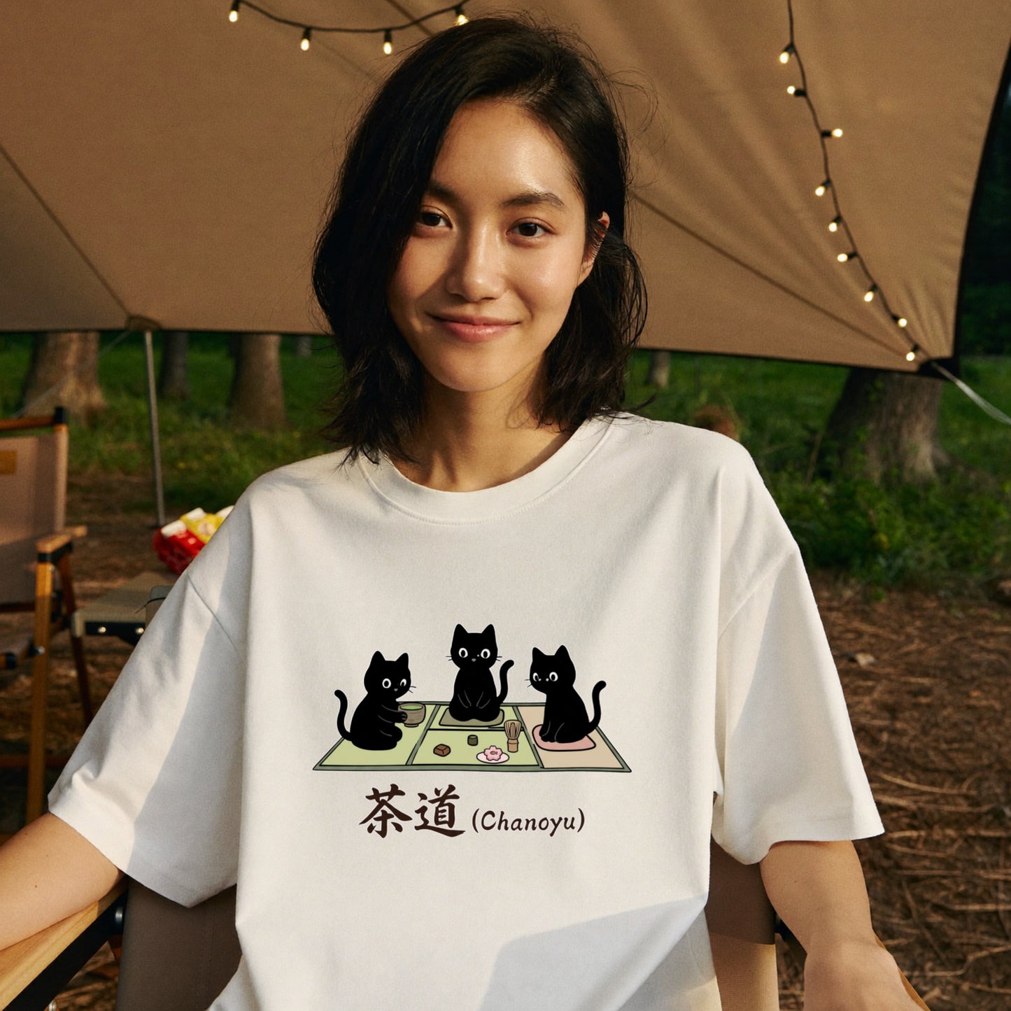 CHANOYU CATS | 手描き風 黒猫 茶道 抹茶スイーツ レトロ和風 グラフィック Tシャツ【猫雑貨・普段着・ルームウェア・ユニセックス・ギフトに最適】