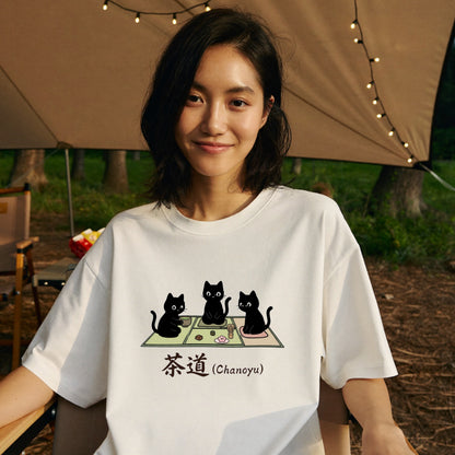 CHANOYU CATS | 手描き風 黒猫 茶道 抹茶スイーツ レトロ和風 グラフィック Tシャツ【猫雑貨・普段着・ルームウェア・ユニセックス・ギフトに最適】