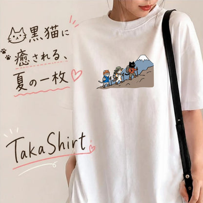 HIKING CATS | 手描き風 登山 猫 富士山グラフィック レジャー カジュアル Tシャツ【猫雑貨・山登りウェア・普段着・ユニセックス・ギフトに最適】