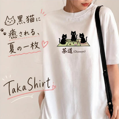 CHANOYU CATS | 手描き風 黒猫 茶道 抹茶スイーツ レトロ和風 グラフィック Tシャツ【猫雑貨・普段着・ルームウェア・ユニセックス・ギフトに最適】