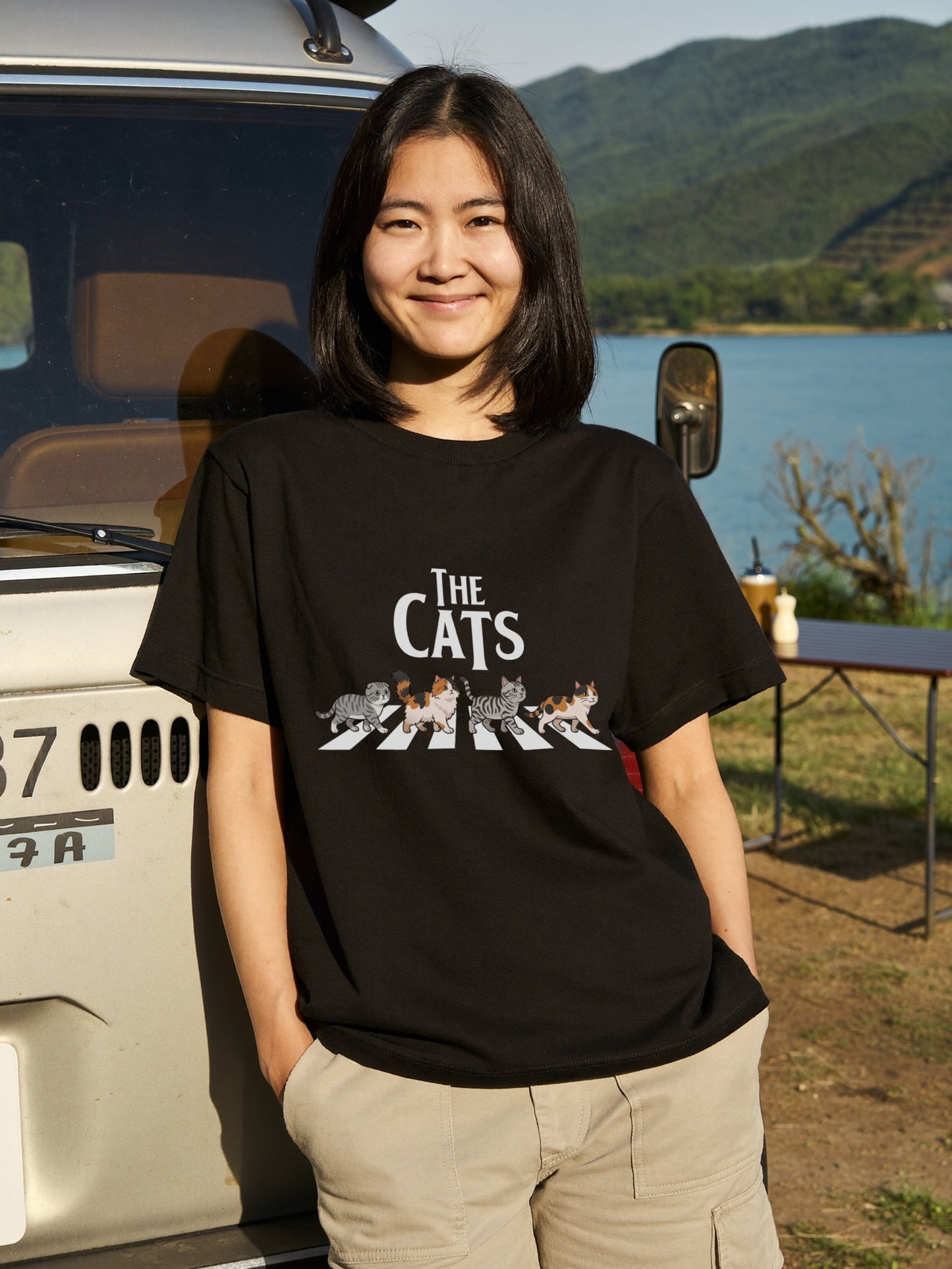 THE CATS W | 横断歩道 ゆるかわ 猫 パロディTシャツ【猫好き・愛猫家・イベント・ギフトに最適】