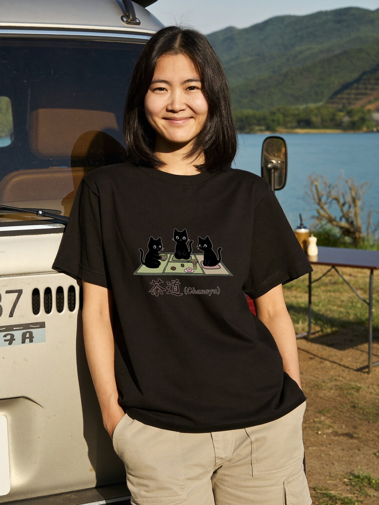 CHANOYU CATS | 手描き風 黒猫 茶道 抹茶スイーツ レトロ和風 グラフィック Tシャツ【猫雑貨・普段着・ルームウェア・ユニセックス・ギフトに最適】