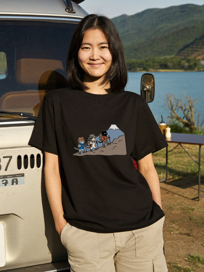 HIKING CATS | 手描き風 登山 猫 富士山グラフィック レジャー カジュアル Tシャツ【猫雑貨・山登りウェア・普段着・ユニセックス・ギフトに最適】