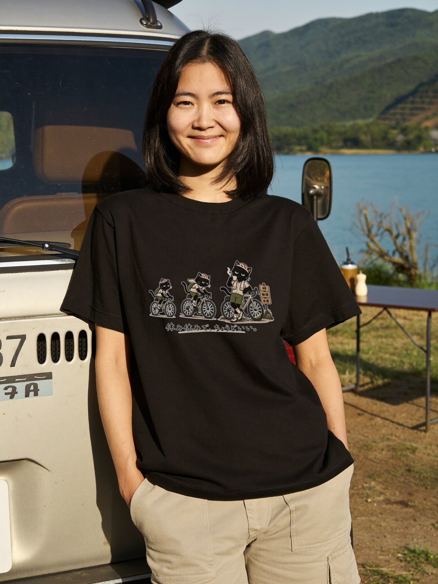 休み休みで、ちょうどいい。 | 黒猫 ロードバイク サイクリング 峠 珈琲 休憩 おもしろ Tシャツ【自転車好き・ポタリング・チャリ・猫グッズ・かわいい・誕生日ギフトに最適】