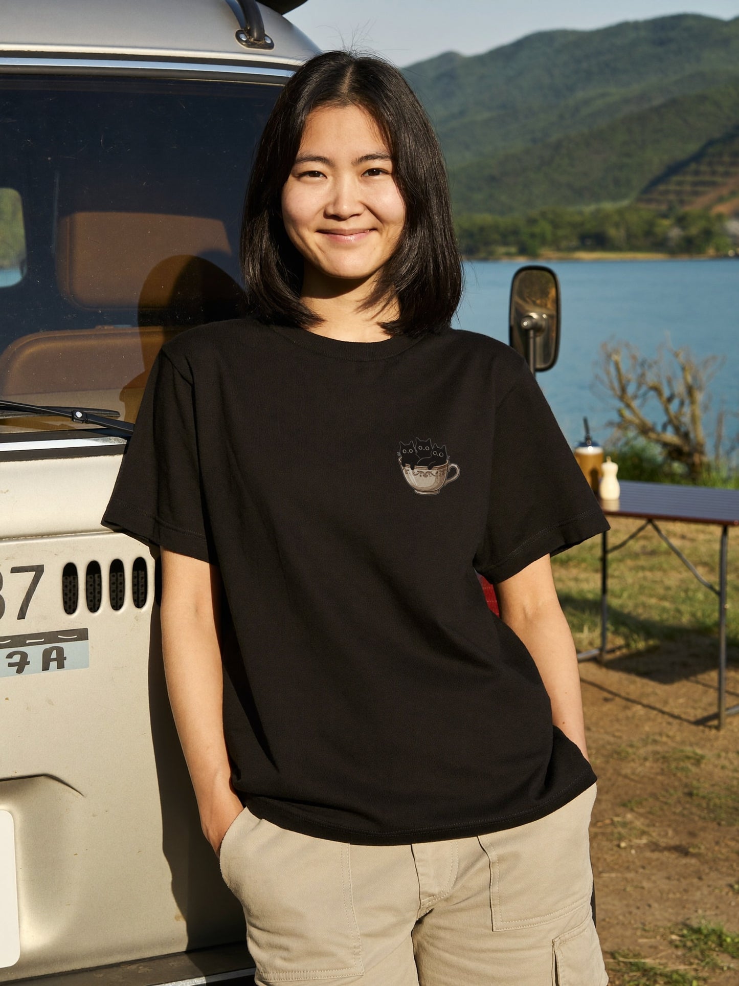 CATS IN TEACUP | クラシカル 洋風 ティーカップ ワンポイント 黒猫 グラフィック Tシャツ【猫雑貨・普段着・きれいめ・ユニセックス・ギフトに最適】