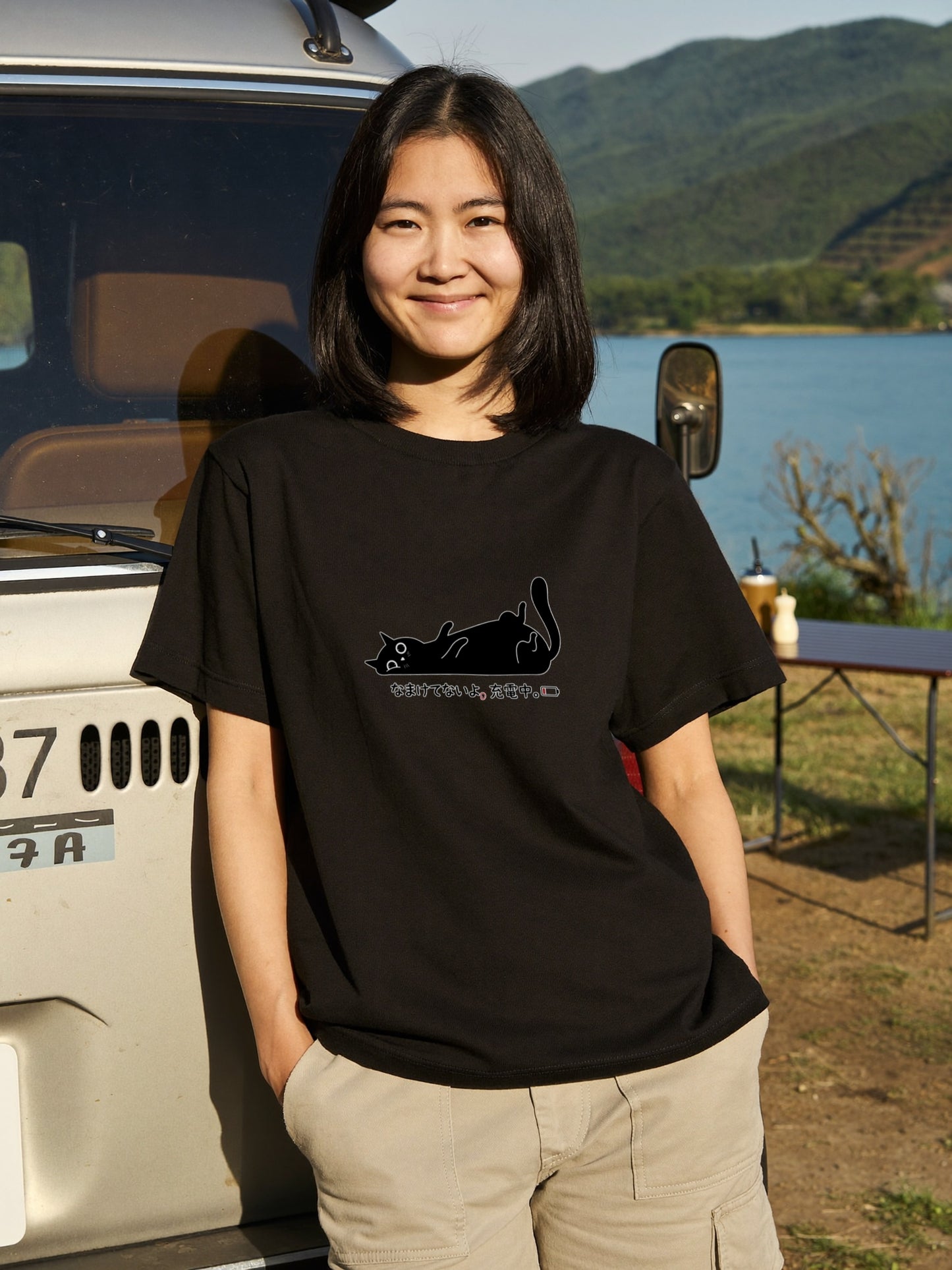 なまけてないよ、充電中。 黒猫Tシャツ