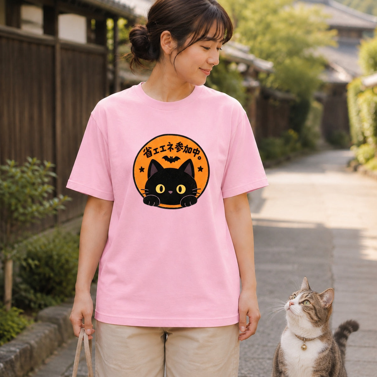 Halloween Black Cat Badge ハロウィン 黒猫「省エネ参加中。」猫好き おもしろ Tシャツ｜フロントプリント