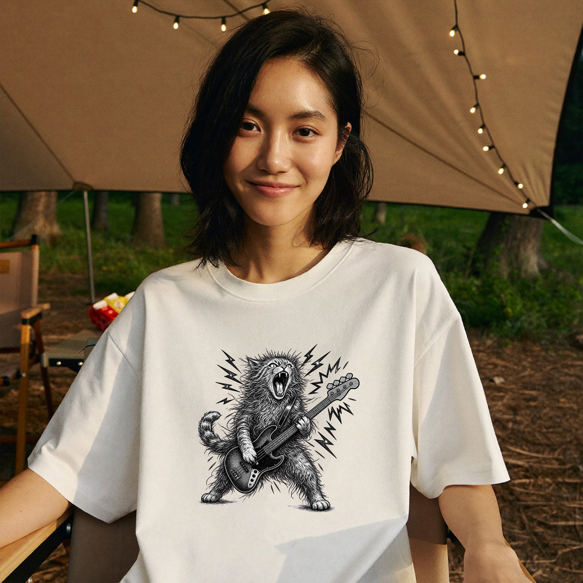 かっこいい猫 | 暴れる猫 ベーシスト エレキベース ロックTシャツ【猫好き・愛猫家・音楽好き・ギフトに最適】