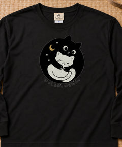 Black cat hugs white cat いっしょが、いちばん。 夜空の黒猫と白猫 長袖Tシャツ ロンT｜フロントプリント