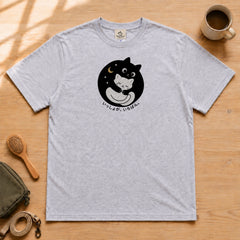 Black cat hugs white cat いっしょが、いちばん。 夜空の黒猫と白猫 Tシャツ｜フロントプリント
