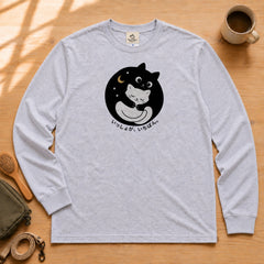 Black cat hugs white cat いっしょが、いちばん。 夜空の黒猫と白猫 長袖Tシャツ ロンT｜フロントプリント