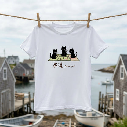 CHANOYU CATS | 手描き風 黒猫 茶道 抹茶スイーツ レトロ和風 グラフィック Tシャツ【猫雑貨・普段着・ルームウェア・ユニセックス・ギフトに最適】