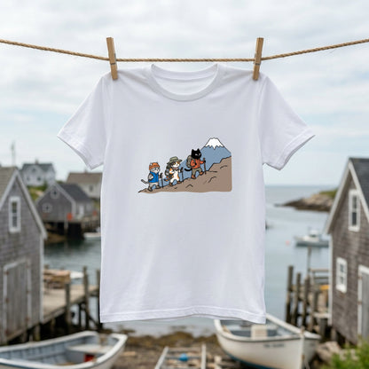 HIKING CATS | 手描き風 登山 猫 富士山グラフィック レジャー カジュアル Tシャツ【猫雑貨・山登りウェア・普段着・ユニセックス・ギフトに最適】