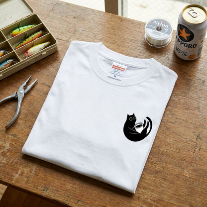 CAT & COFFEE | 手描き風 ワンポイント 黒猫 コーヒーカップ ミニマル グラフィック Tシャツ【猫雑貨・普段着・きれいめ・ユニセックス・ギフトに最適】