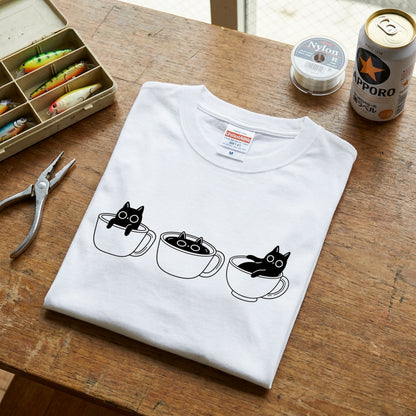 CAT IN CUP | 手描き風 シンプル 黒猫 コーヒー マグカップ グラフィック Tシャツ【猫雑貨・普段着・ルームウェア・ユニセックス・ギフトに最適】