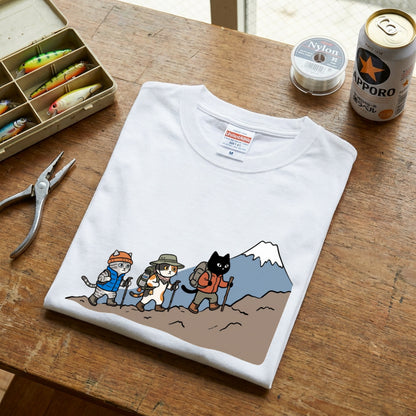 HIKING CATS | 手描き風 登山 猫 富士山グラフィック レジャー カジュアル Tシャツ【猫雑貨・山登りウェア・普段着・ユニセックス・ギフトに最適】