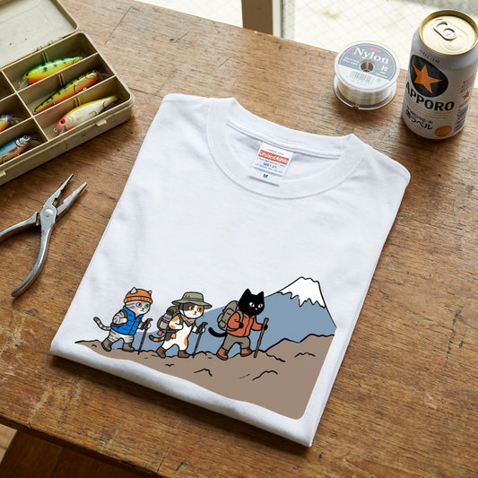 HIKING CATS | 手描き風 登山 猫 富士山グラフィック レジャー カジュアル Tシャツ【猫雑貨・山登りウェア・普段着・ユニセックス・ギフトに最適】