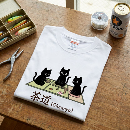 CHANOYU CATS | 手描き風 黒猫 茶道 抹茶スイーツ レトロ和風 グラフィック Tシャツ【猫雑貨・普段着・ルームウェア・ユニセックス・ギフトに最適】