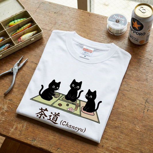 CHANOYU CATS | 手描き風 黒猫 茶道 抹茶スイーツ レトロ和風 グラフィック Tシャツ【猫雑貨・普段着・ルームウェア・ユニセックス・ギフトに最適】