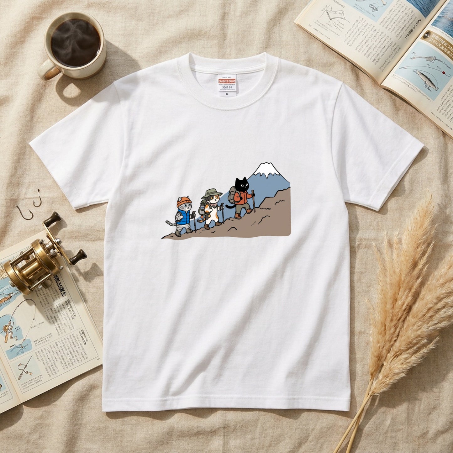 HIKING CATS | 手描き風 登山 猫 富士山グラフィック レジャー カジュアル Tシャツ【猫雑貨・山登りウェア・普段着・ユニセックス・ギフトに最適】