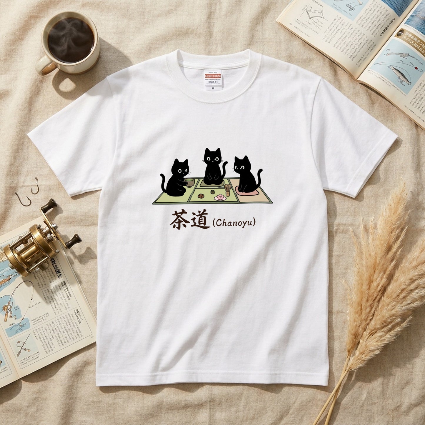 CHANOYU CATS | 手描き風 黒猫 茶道 抹茶スイーツ レトロ和風 グラフィック Tシャツ【猫雑貨・普段着・ルームウェア・ユニセックス・ギフトに最適】