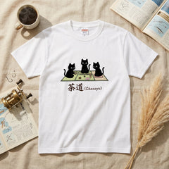 CHANOYU CATS | 手描き風 黒猫 茶道 抹茶スイーツ レトロ和風 グラフィック Tシャツ【猫雑貨・普段着・ルームウェア・ユニセックス・ギフトに最適】