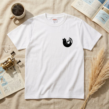 CAT & COFFEE | 手描き風 ワンポイント 黒猫 コーヒーカップ ミニマル グラフィック Tシャツ【猫雑貨・普段着・きれいめ・ユニセックス・ギフトに最適】