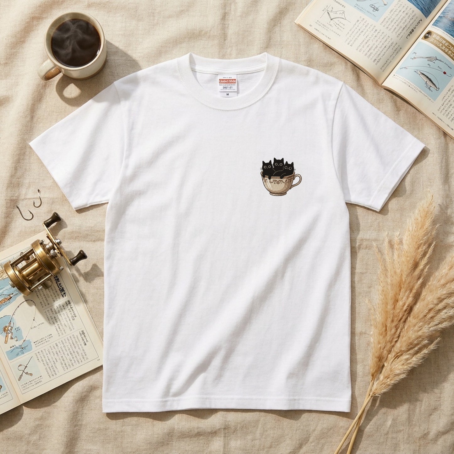 CATS IN TEACUP | クラシカル 洋風 ティーカップ ワンポイント 黒猫 グラフィック Tシャツ【猫雑貨・普段着・きれいめ・ユニセックス・ギフトに最適】