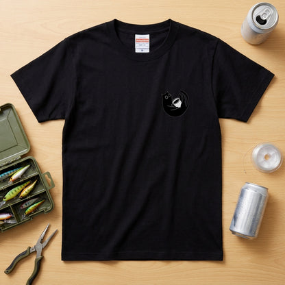 CAT & COFFEE | 手描き風 ワンポイント 黒猫 コーヒーカップ ミニマル グラフィック Tシャツ【猫雑貨・普段着・きれいめ・ユニセックス・ギフトに最適】