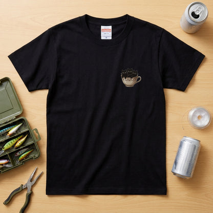 CATS IN TEACUP | クラシカル 洋風 ティーカップ ワンポイント 黒猫 グラフィック Tシャツ【猫雑貨・普段着・きれいめ・ユニセックス・ギフトに最適】