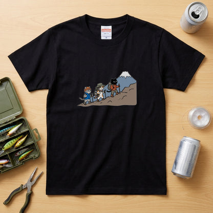 HIKING CATS | 手描き風 登山 猫 富士山グラフィック レジャー カジュアル Tシャツ【猫雑貨・山登りウェア・普段着・ユニセックス・ギフトに最適】