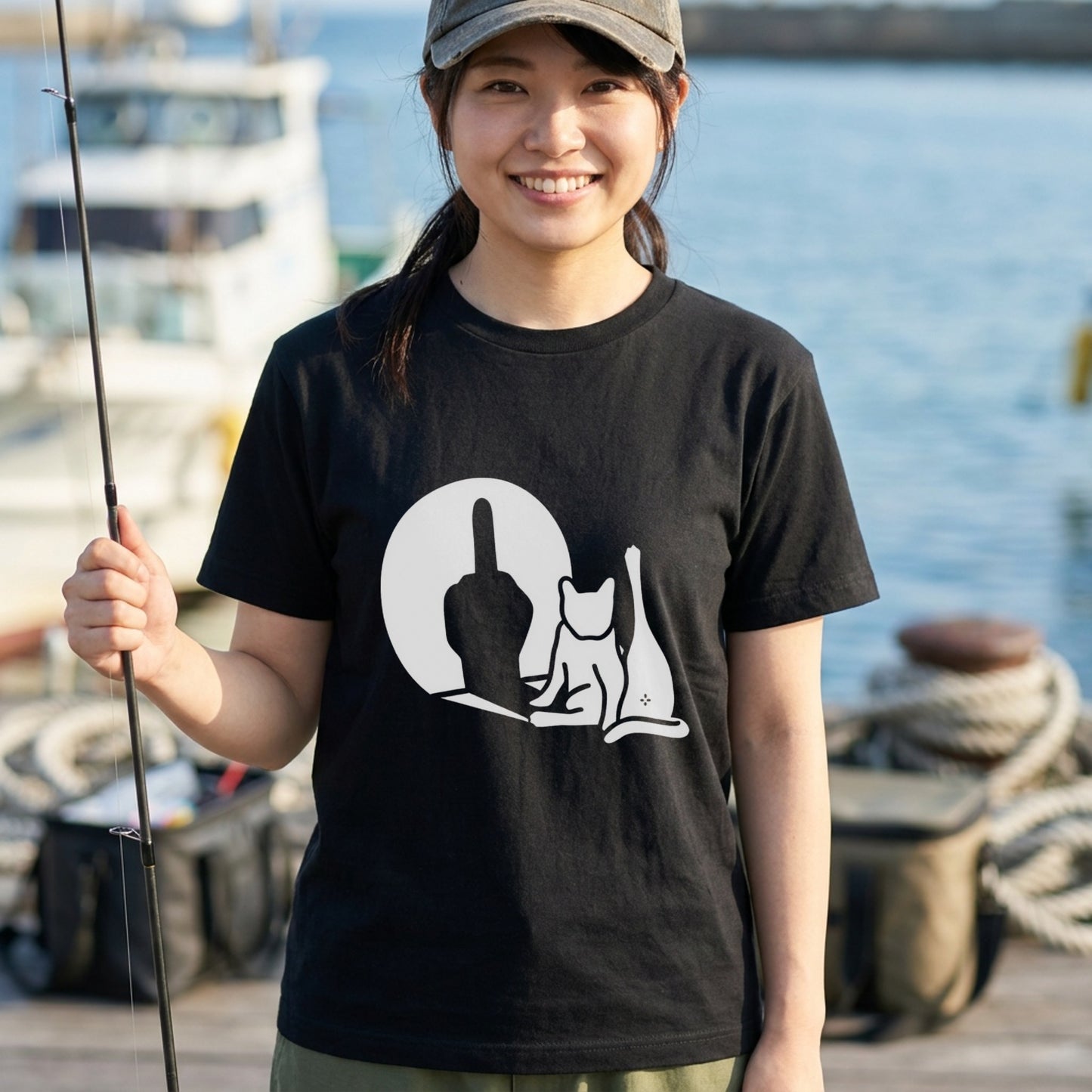 猫の影 中指 Tシャツ ｜ 猫好き・おもしろ・シュール・ジョークに人気